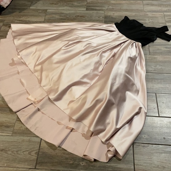 One shoulder formal gown - Picture 2 of 3